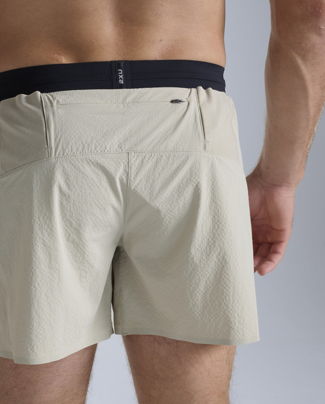 2xu-light-speed-stash-5-inch-short-pantaloncini-running-uomo image 4