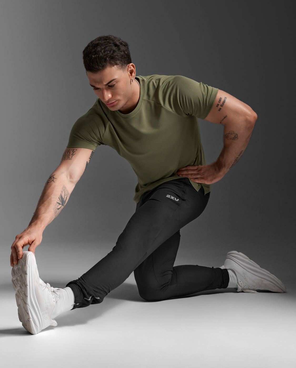2xu-aero-tee-uomo-slim-verde image 5