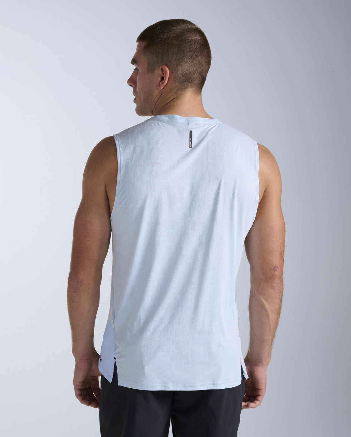 2xu-aero-trail-tank-uomo-canotta-trail-blu image 2