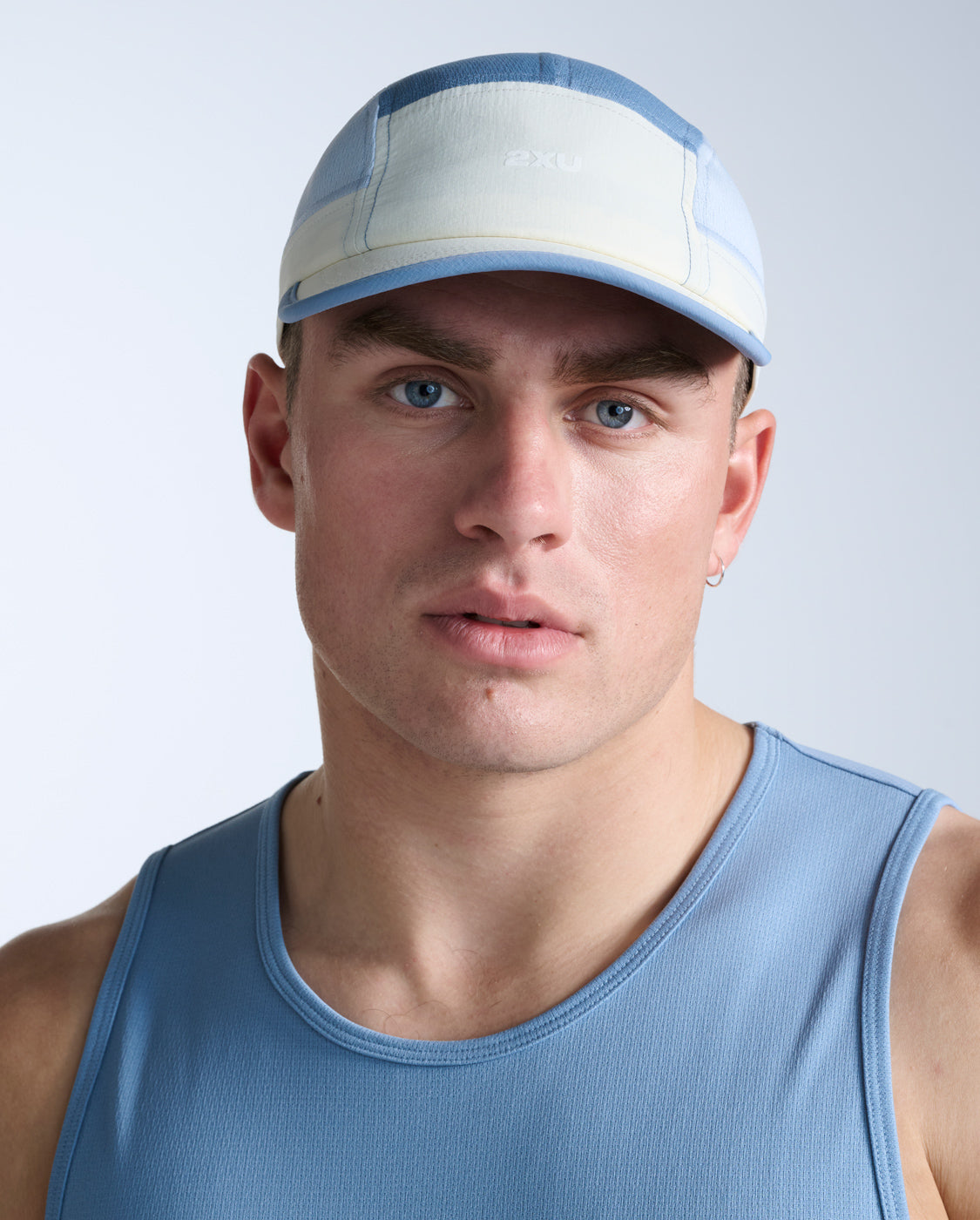 2xu-light-speed-small-cap-cappellino-running-beige-blu image 1