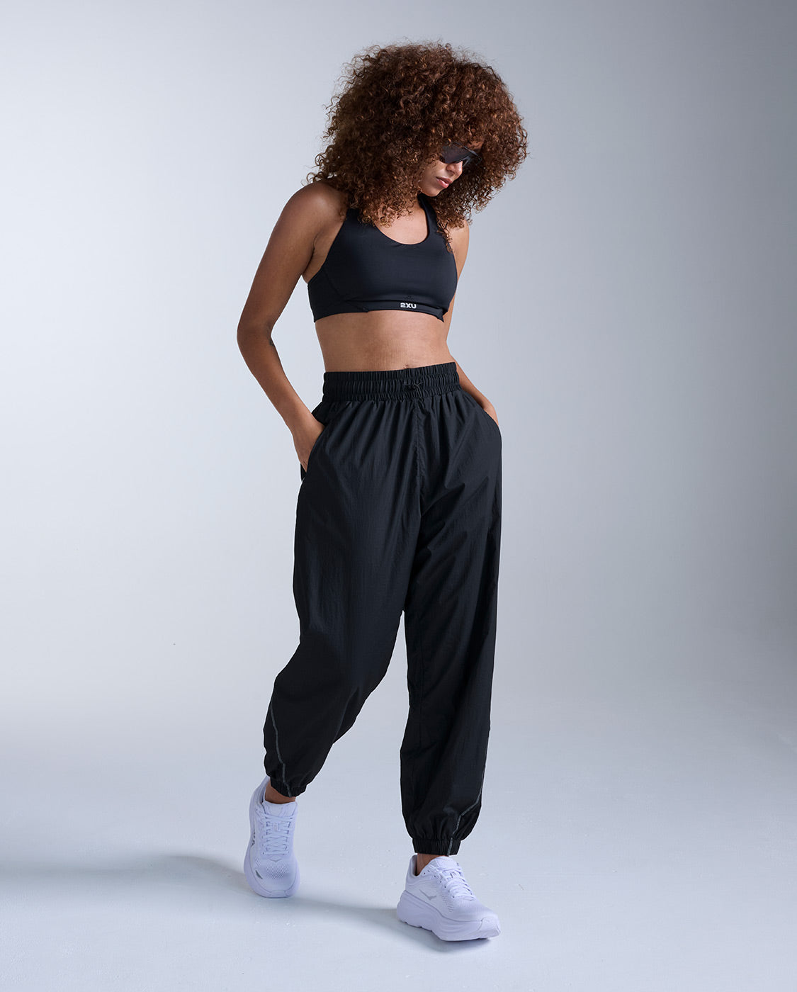 2xu-aero-oversized-jogger-donna-pantalone-running-nero-idrorepellente image 6