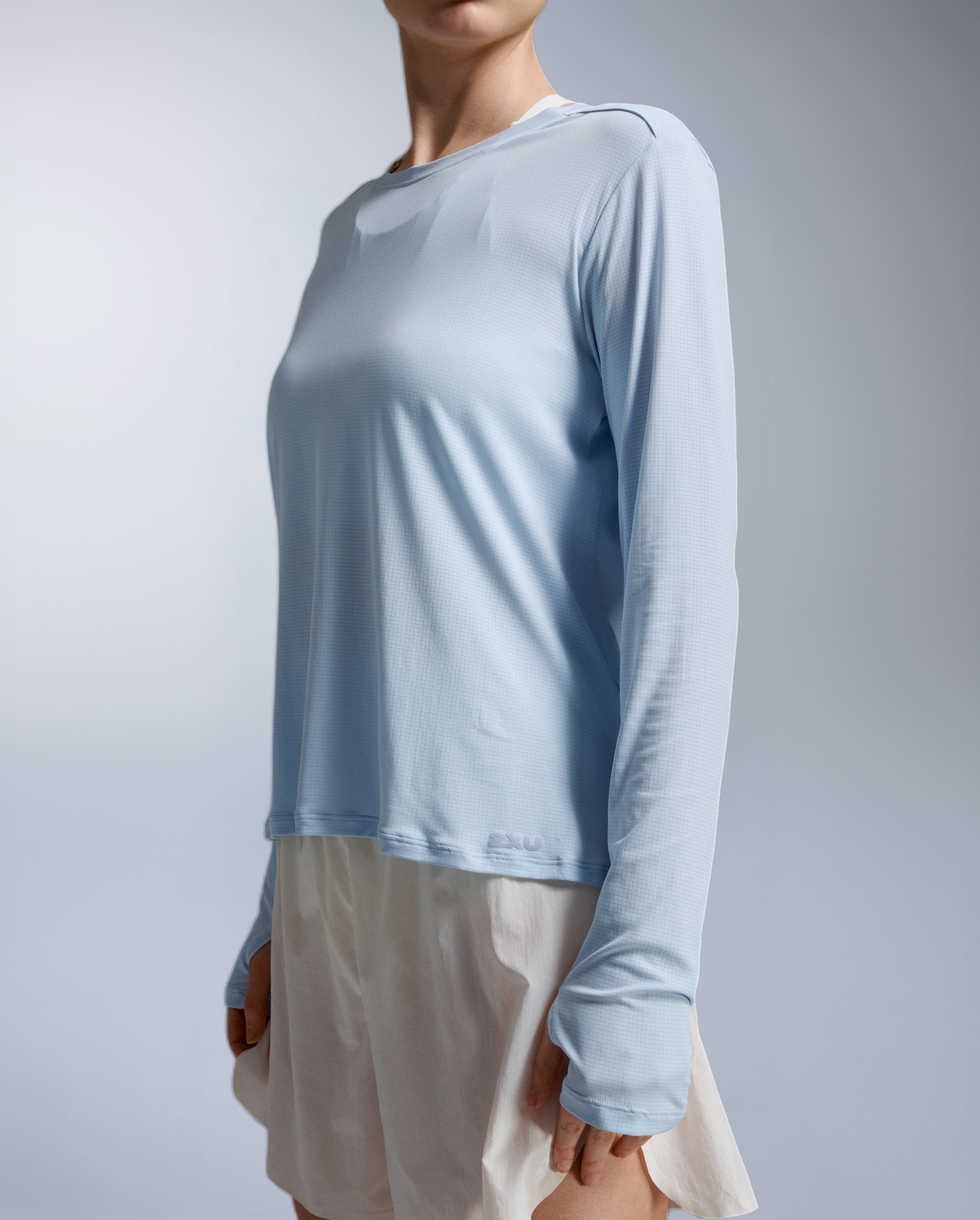 2xu-aero-trail-long-sleeve-donna-maglia-trail-azzurra-upf-50 image 2