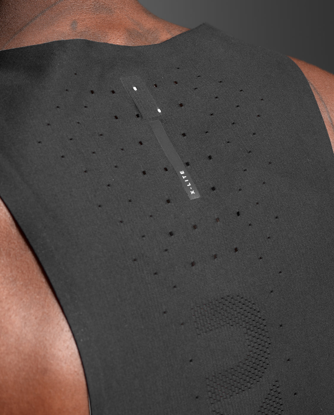 2xu-light-speed-react-singlet-uomo-canotta-running-nera-slim-fit image 7