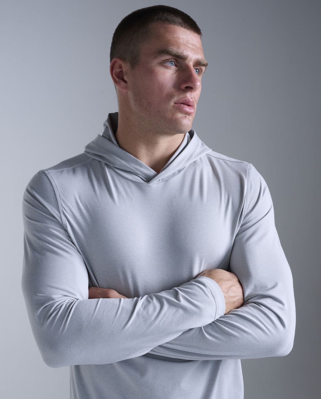2xu-motion-long-sleeve-hoodie-felpa-training-uomo-grigia image 2