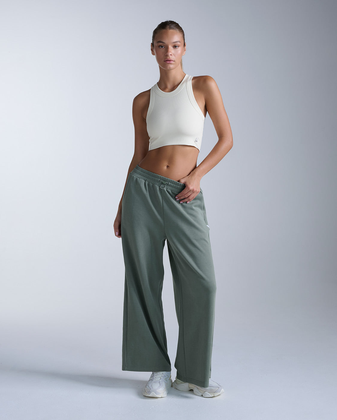 2xu-fluid-tencel-ribbed-crop-tank-top-crop-beige image 5
