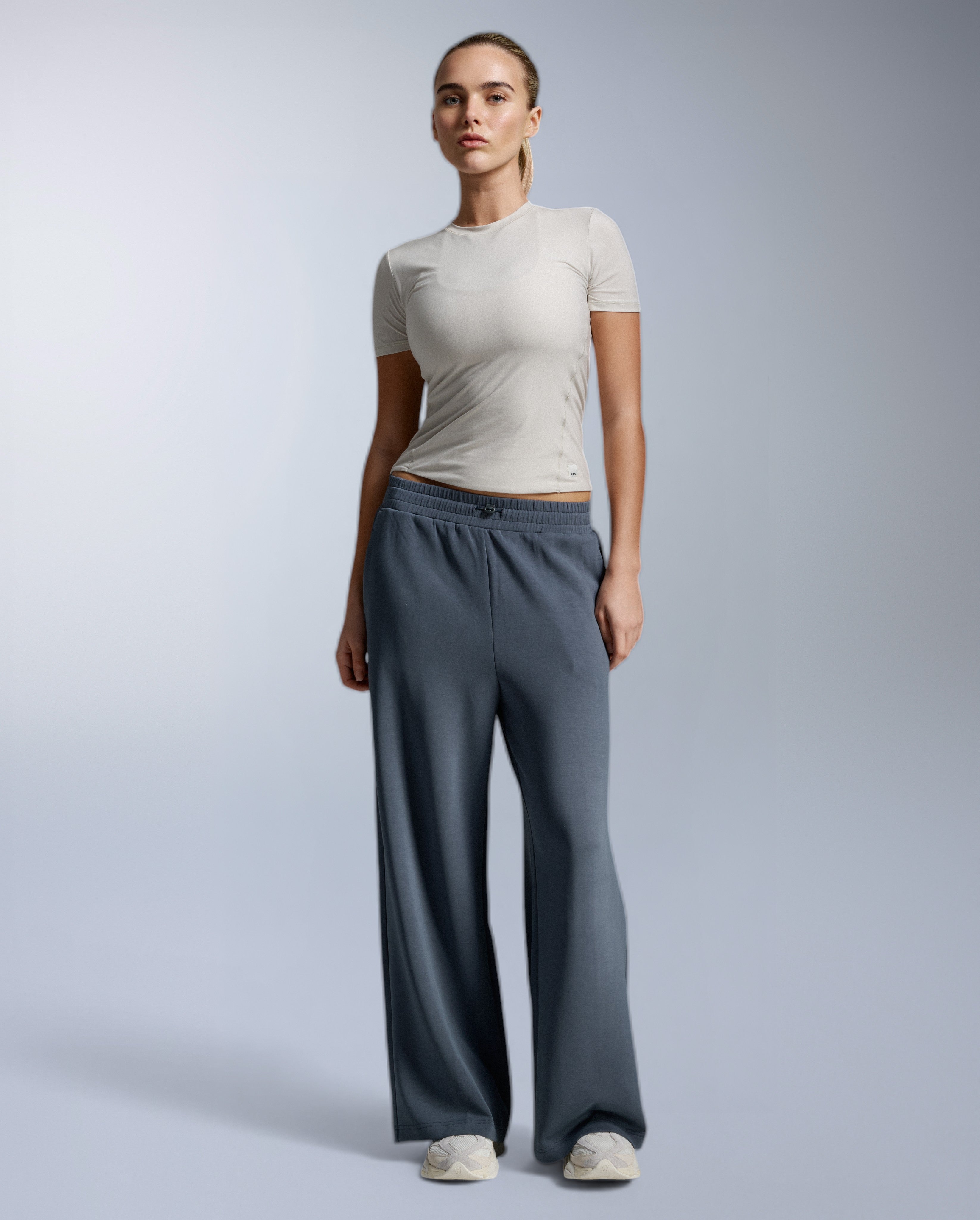 2xu-wonderluxe-sand-washed-wide-leg-pants-donna-blu image 4