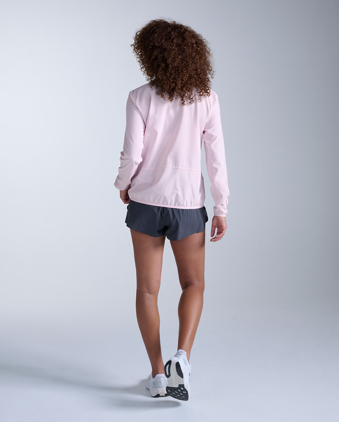 2xu-aero-jacket-giacca-running-antipioggia-rosa-chiaro-slim-fit image 7