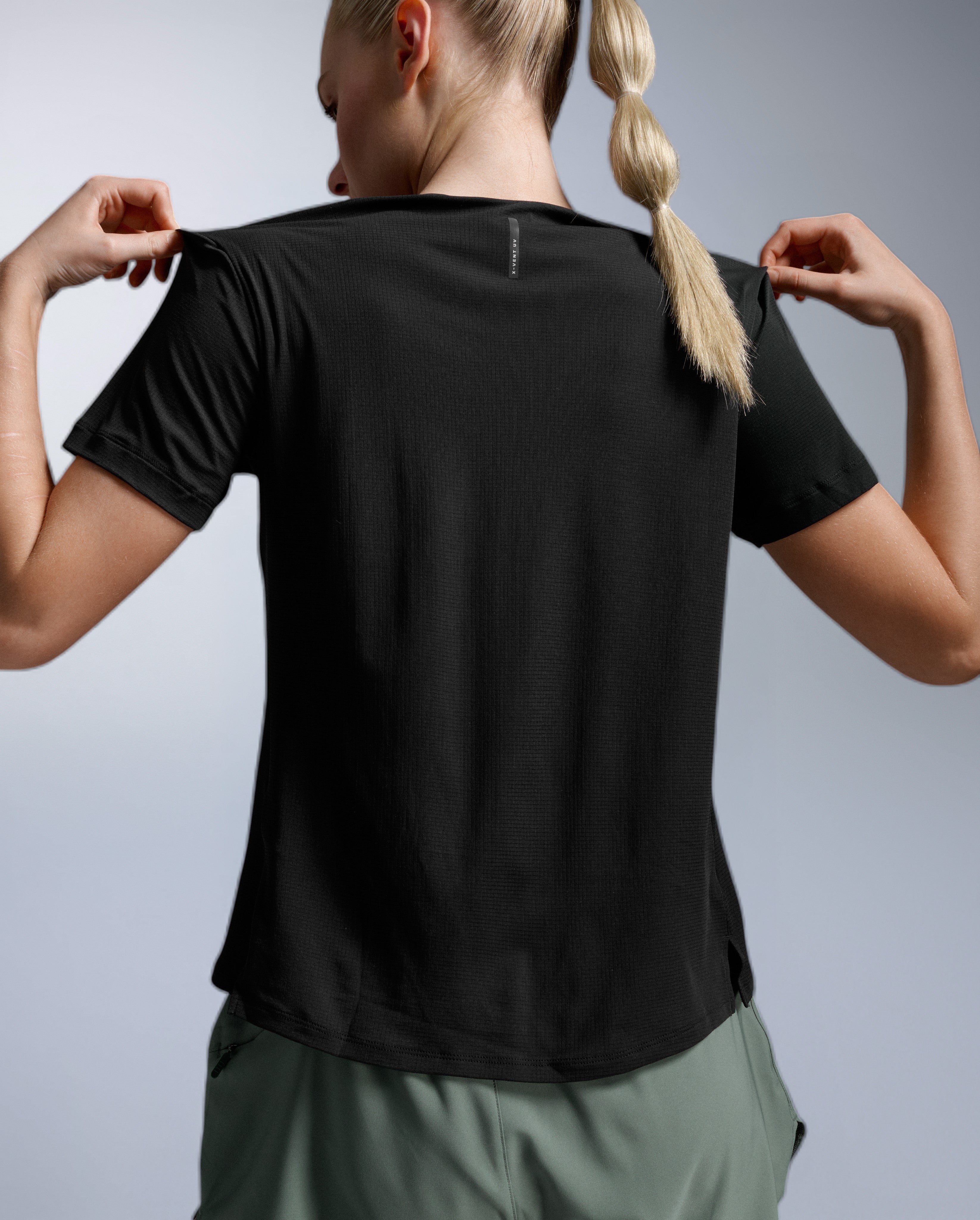 2xu-aero-trail-tee-donna-maglia-trail-nera-upf-50 image 7