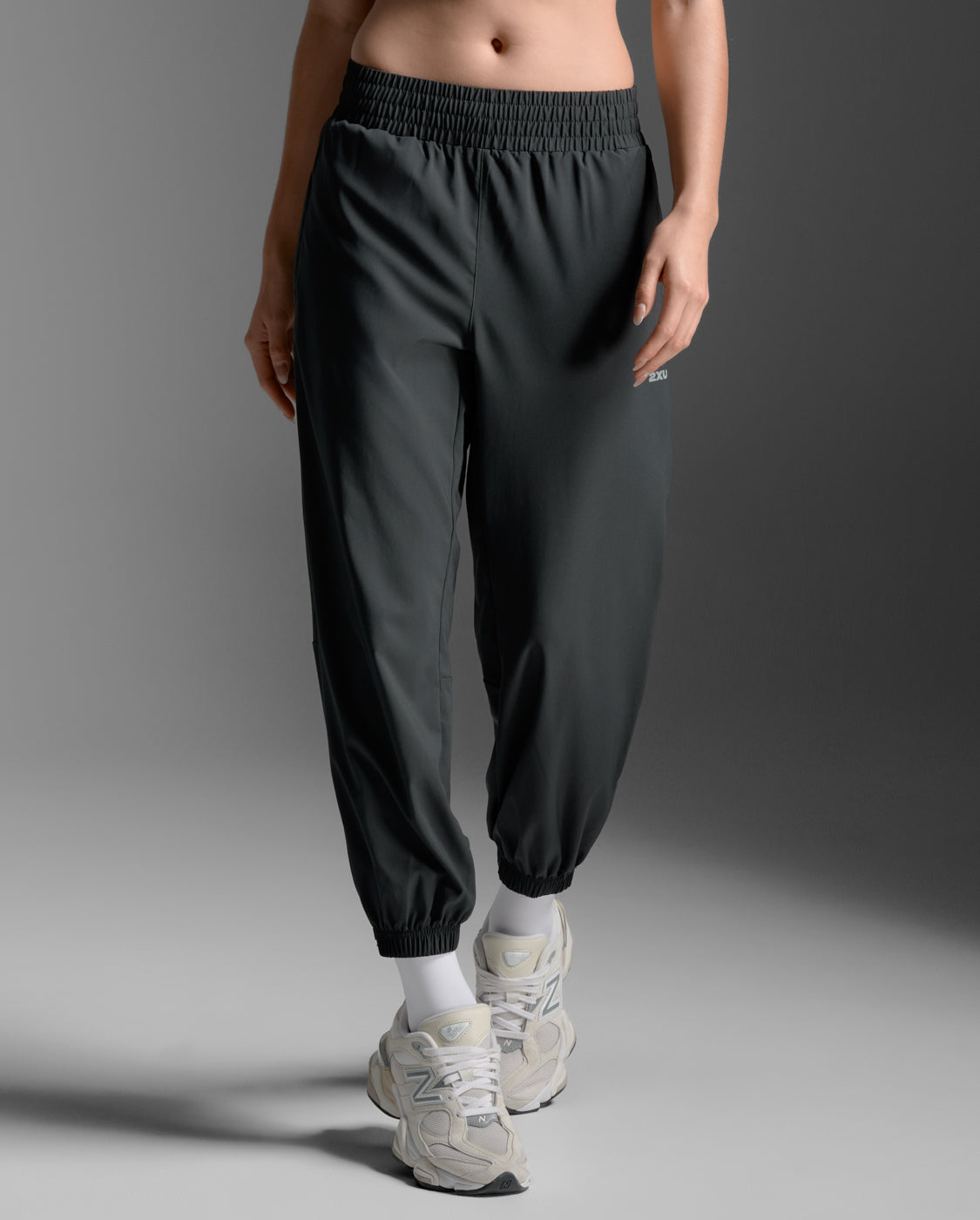 2xu-aero-woven-jogger-pantaloni-running-unisex-neri image 2