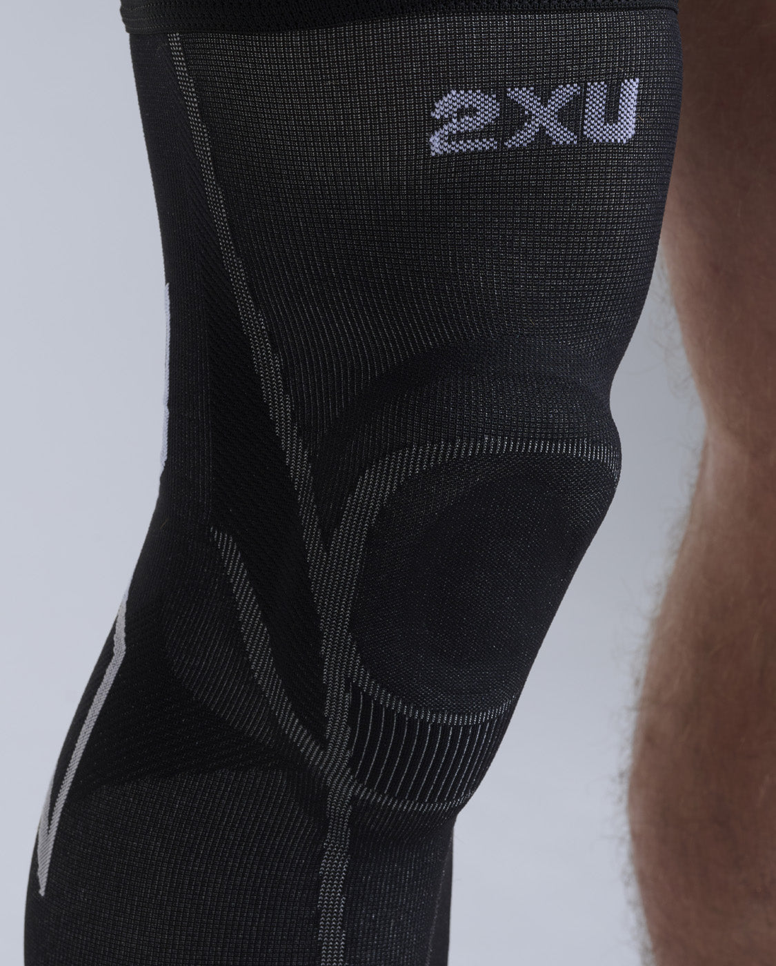 2xu-recovery-knee-brace-with-fir-ginocchiera-nero-grigio image 5