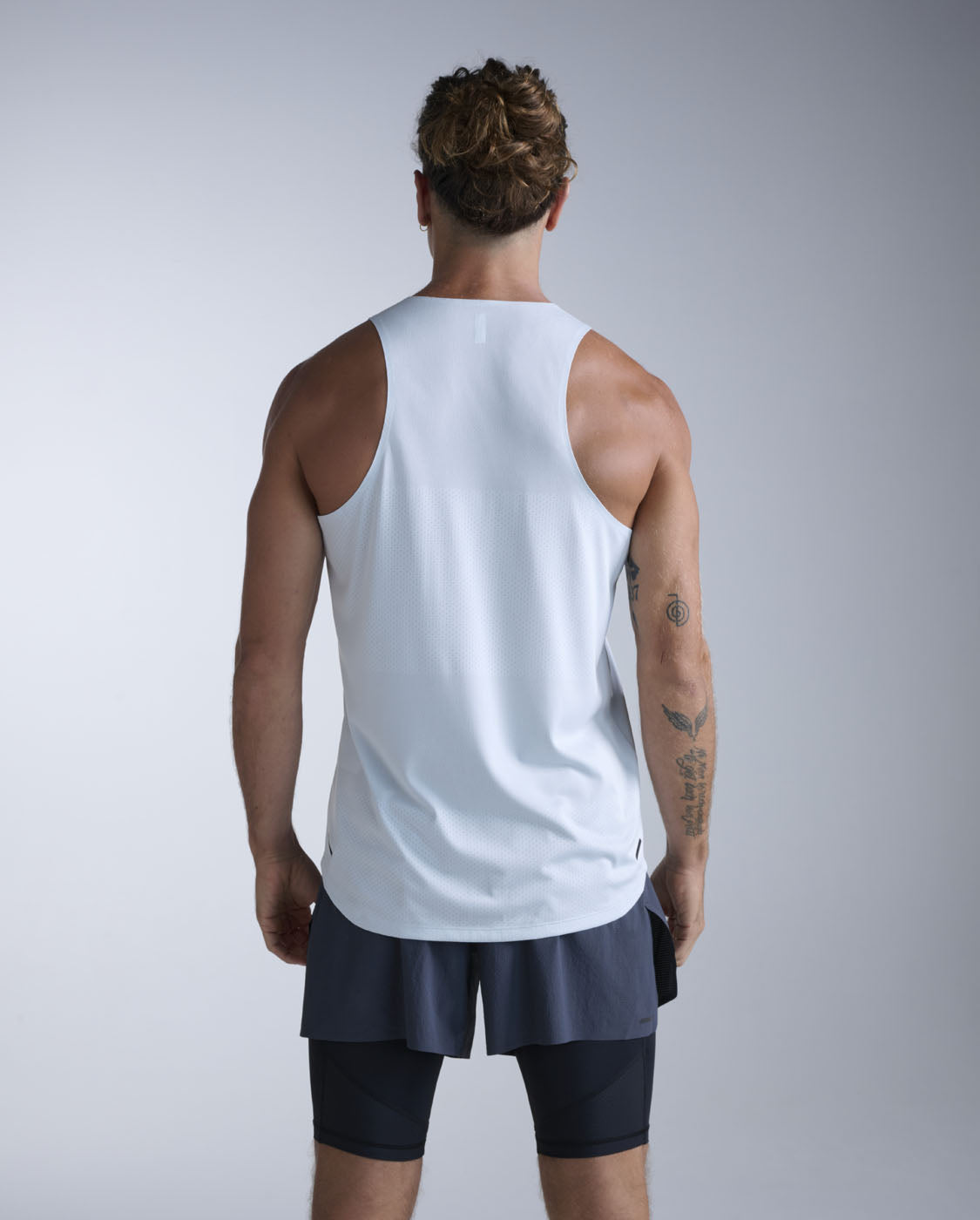 2xu-light-speed-tech-singlet-canotta-running-uomo image 2