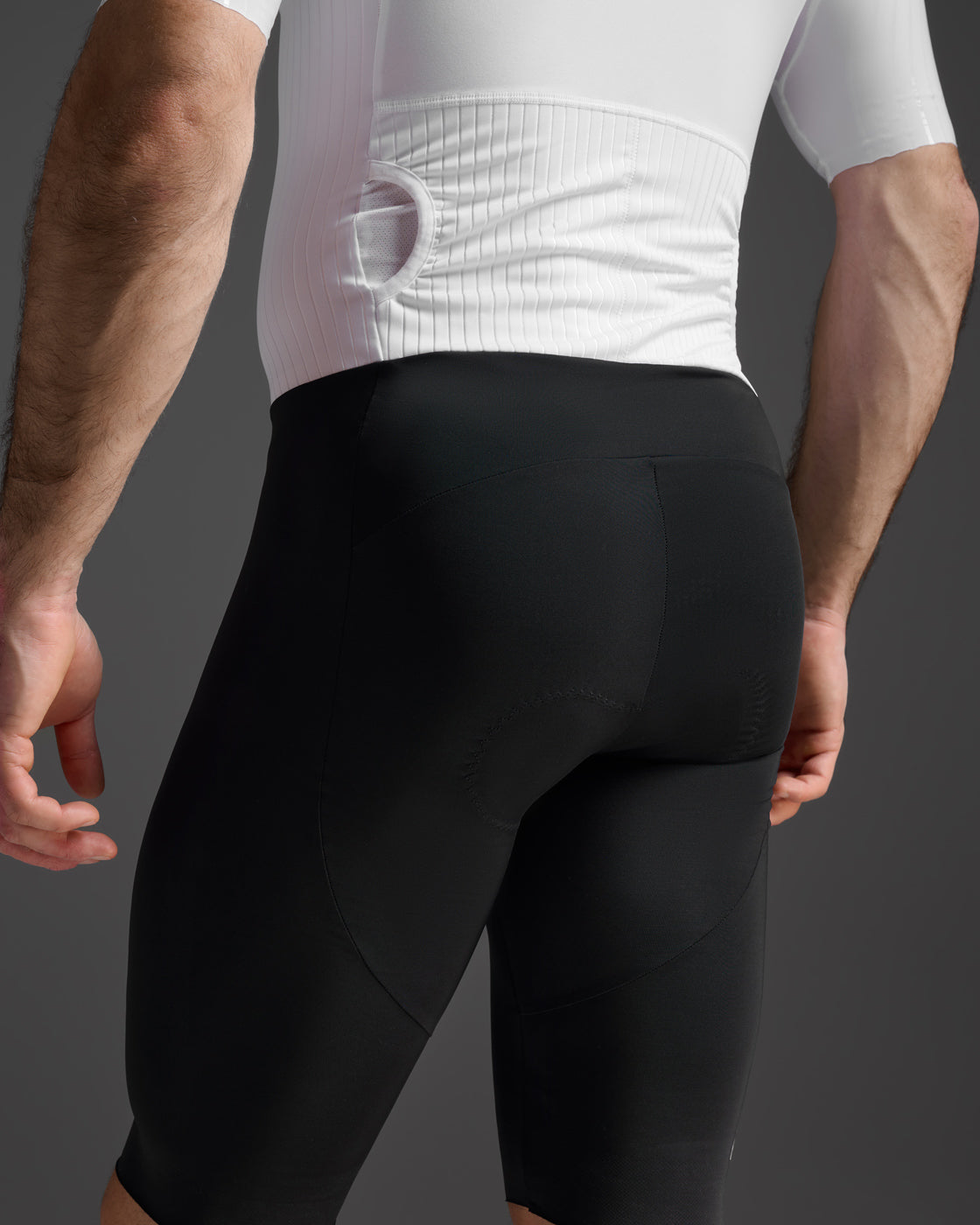 2xu-light-speed-react-trisuit-con-maniche-nero-bianco-triathlon image 8