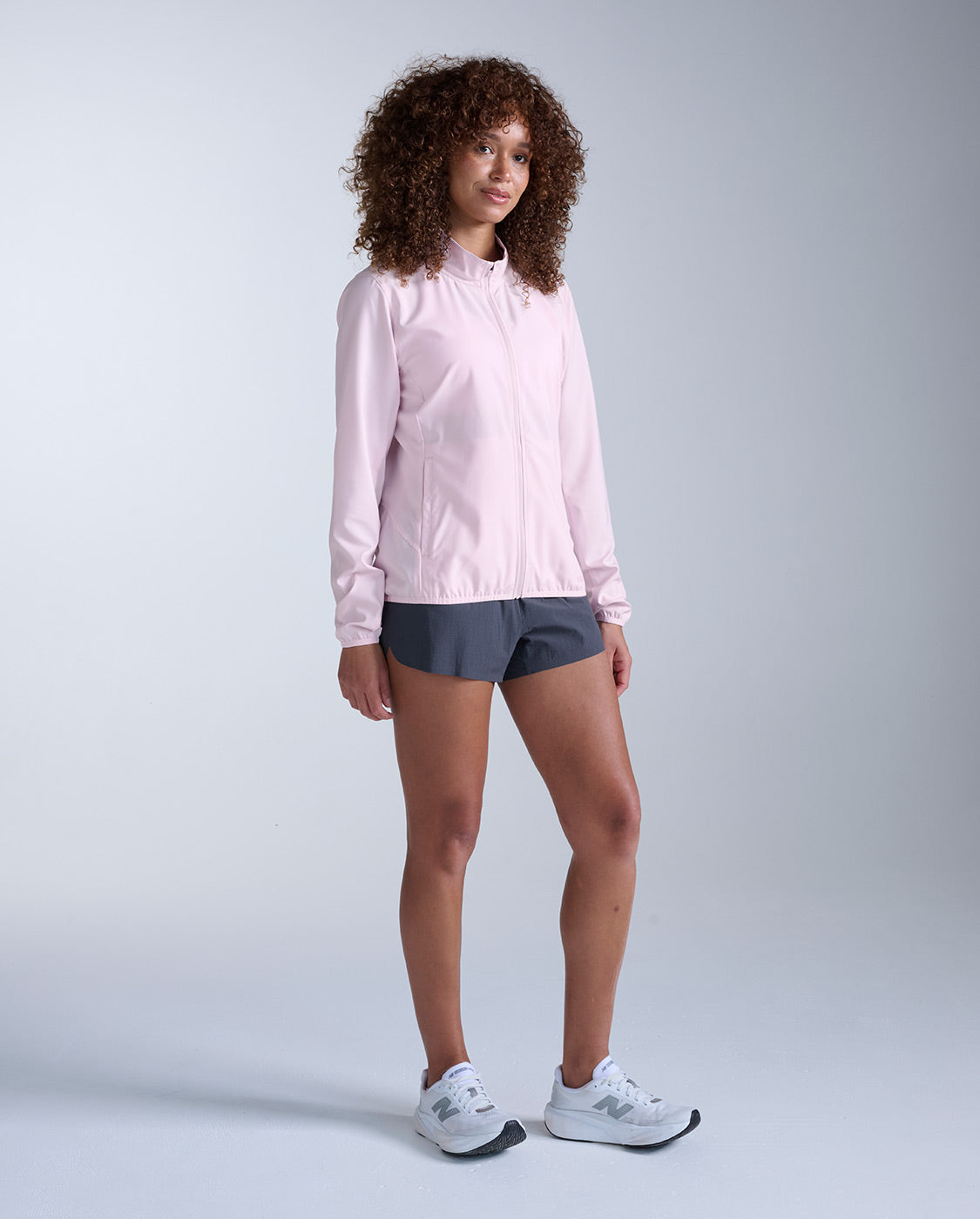 2xu-aero-jacket-giacca-running-antipioggia-rosa-chiaro-slim-fit image 6