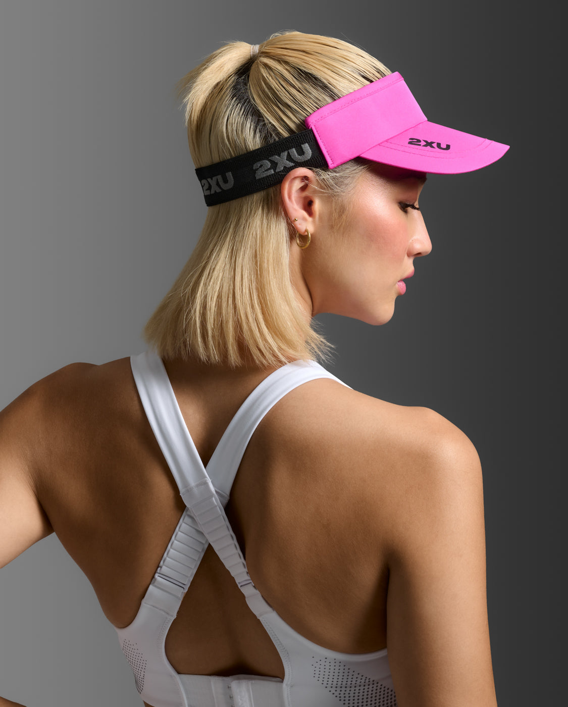 2xu-performance-visor-unisex-rosa image 2