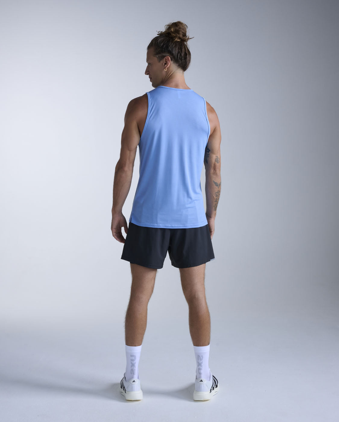 2xu-aero-tank-canotta-running-uomo-slim-blu image 6