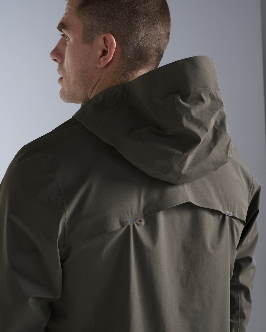 2xu-ignition-shield-waterproof-jacket-uomo-verde-slim image 7