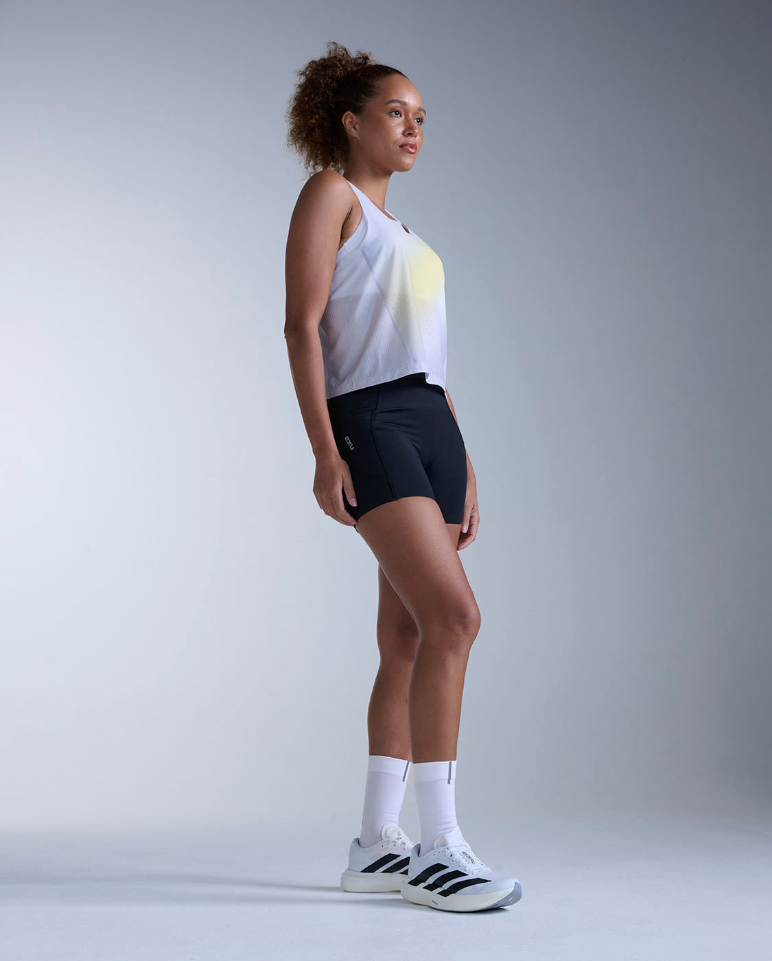 2xu-light-speed-react-crop-singlet-top-running-donna-slim image 6