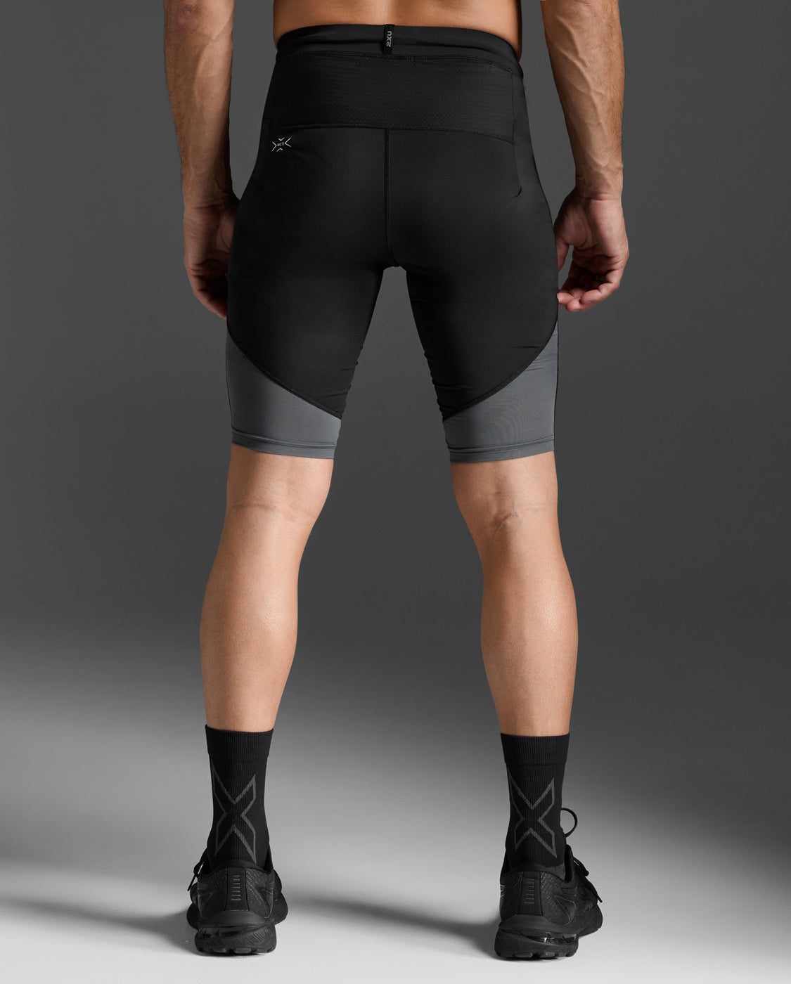 2xu-light-speed-react-compression-shorts-neri-pantaloncini-running-compressivi image 2