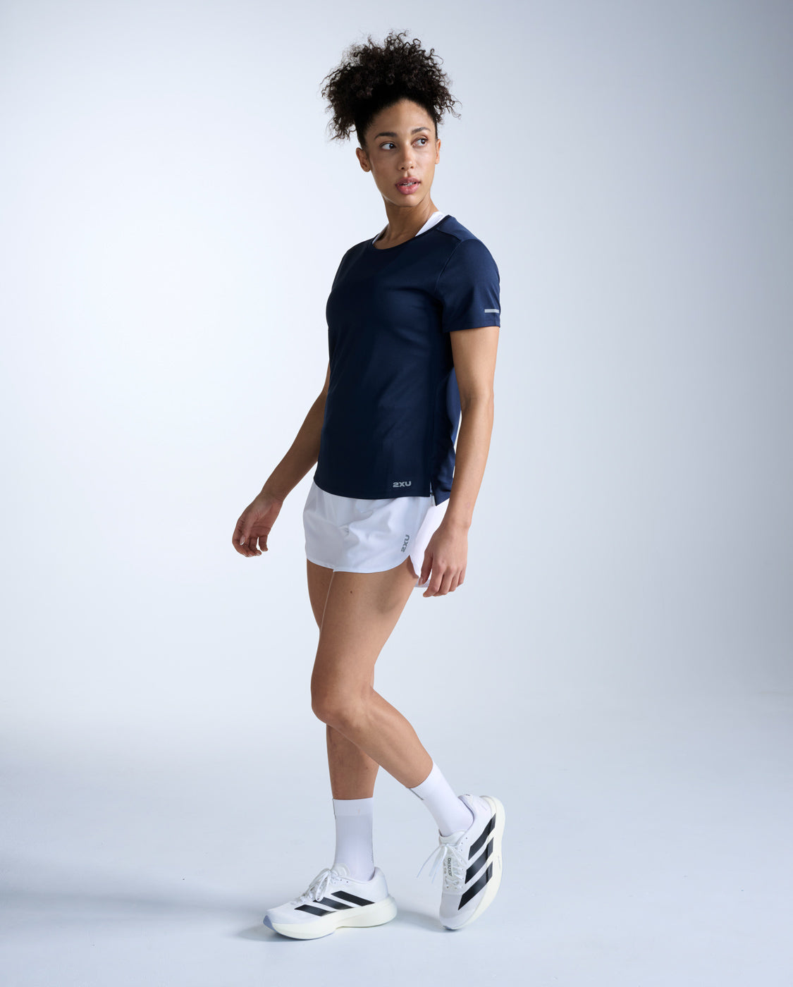 2xu-aero-tee-nera-blu-t-shirt-running-slim-traspirante image 6