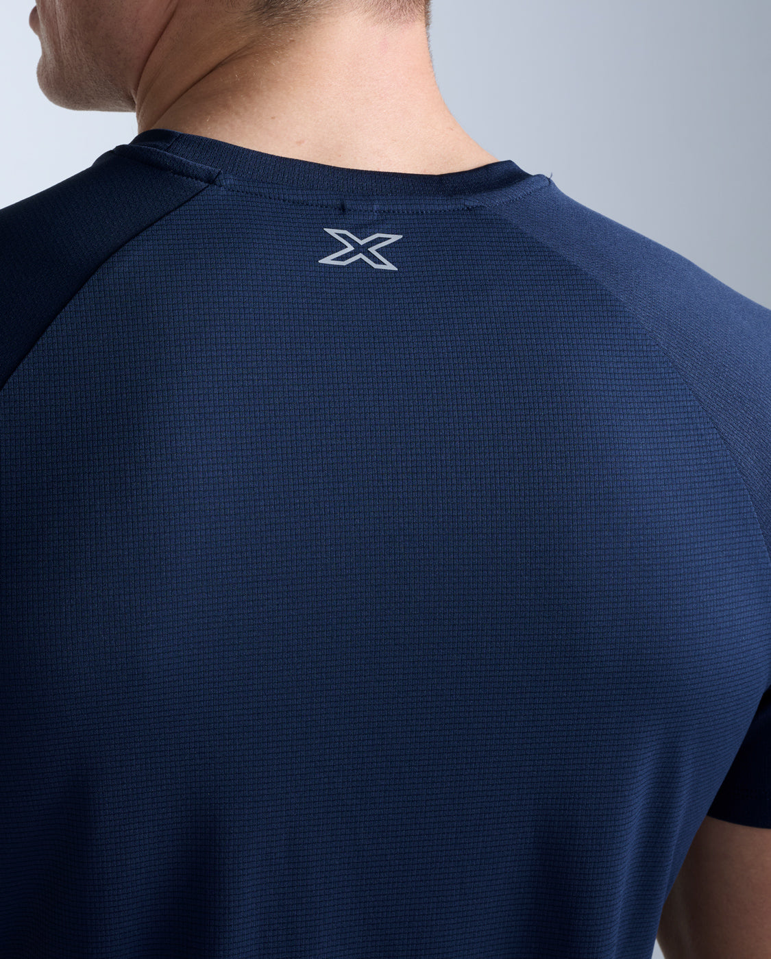 2xu-aero-tee-running-blu-navy-slim image 6