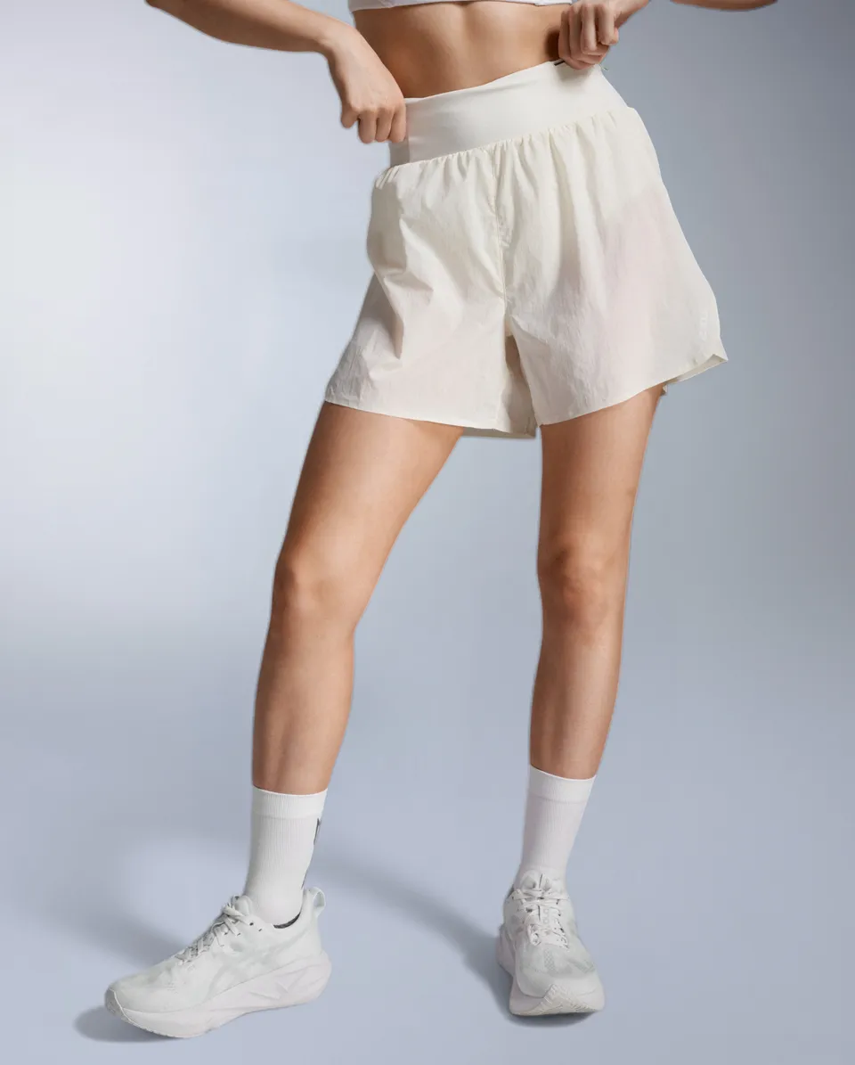 2xu-aero-trail-5-inch-shorts-donna-beige image 1