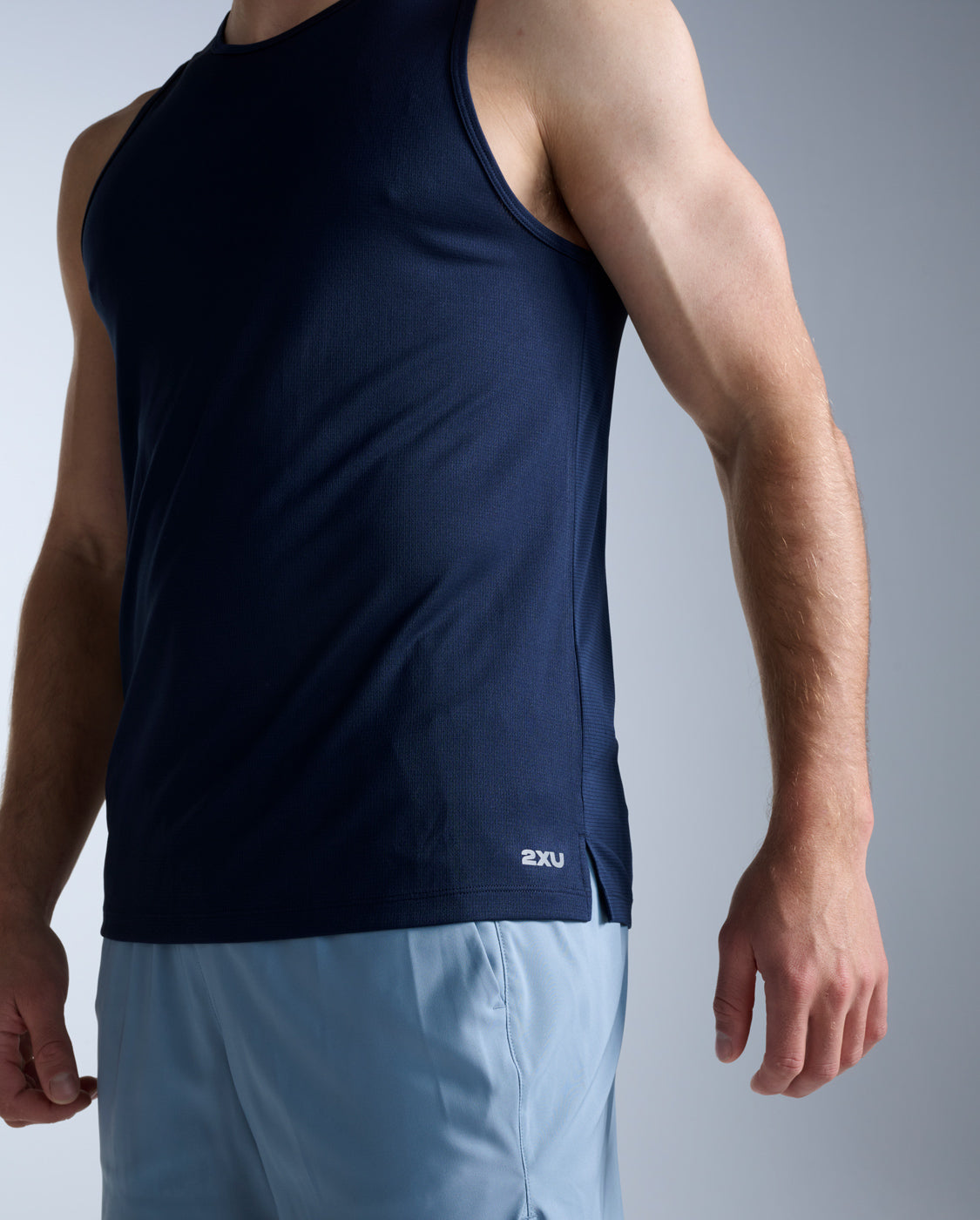 2xu-aero-tank-canotta-running-uomo-slim-fit-blu-navy image 4