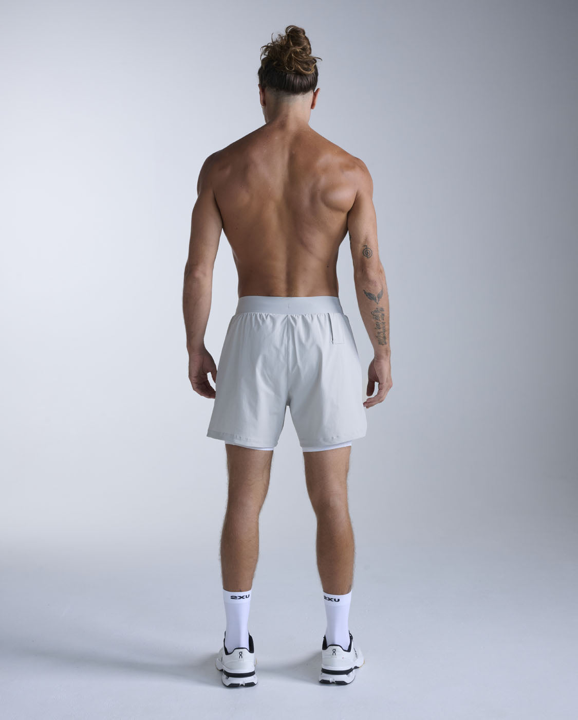 2xu-flex-2-in-1-5-inch-shorts-pantaloncini-training-uomo-grigio image 8
