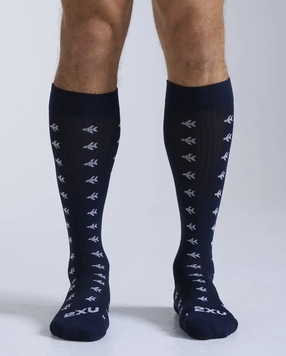 2xu-flight-bamboo-charcoal-compression-socks-calze-viaggio-blu image 1