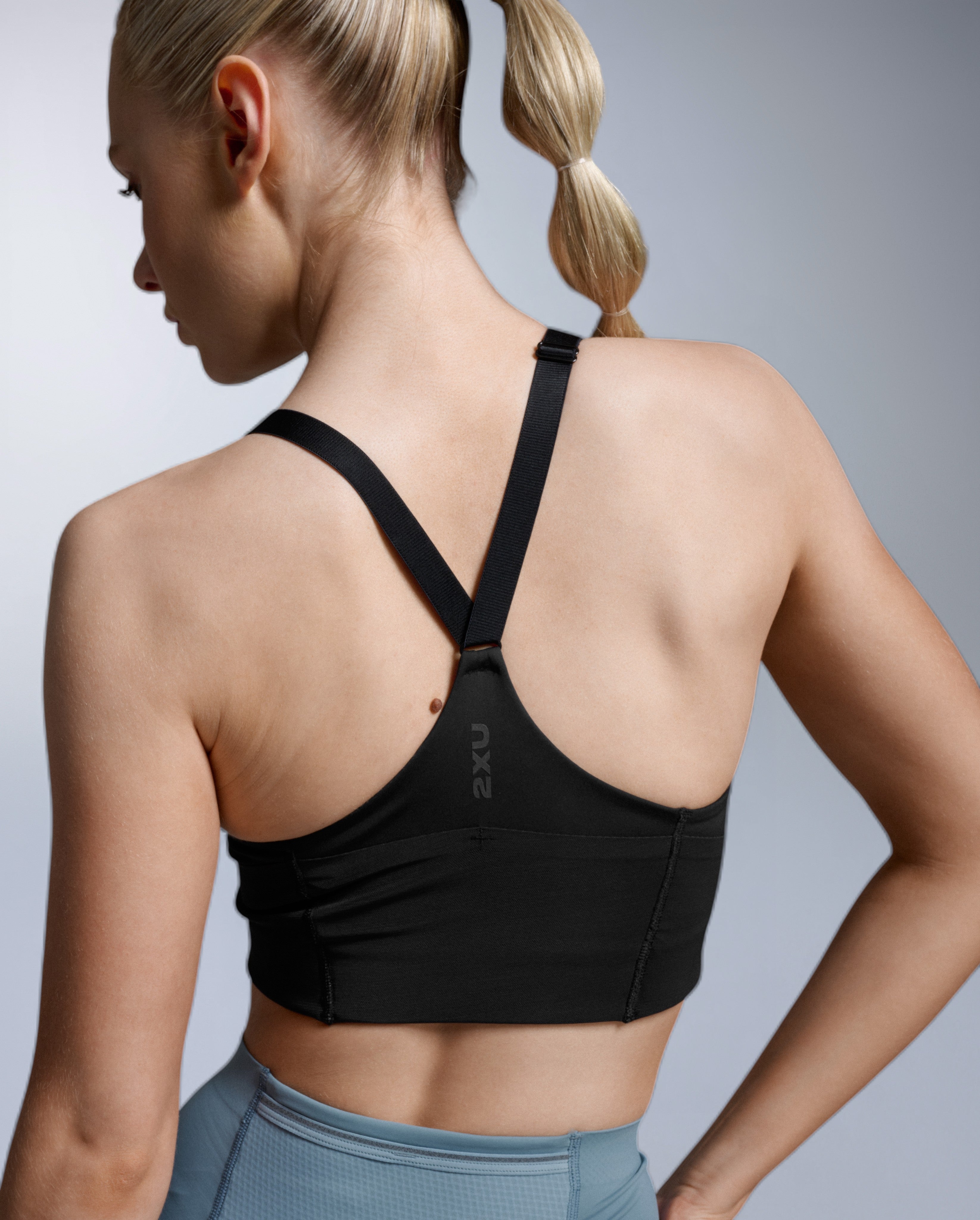 2xu-aero-trail-medium-impact-bra-reggiseno-running-donna-nero image 2