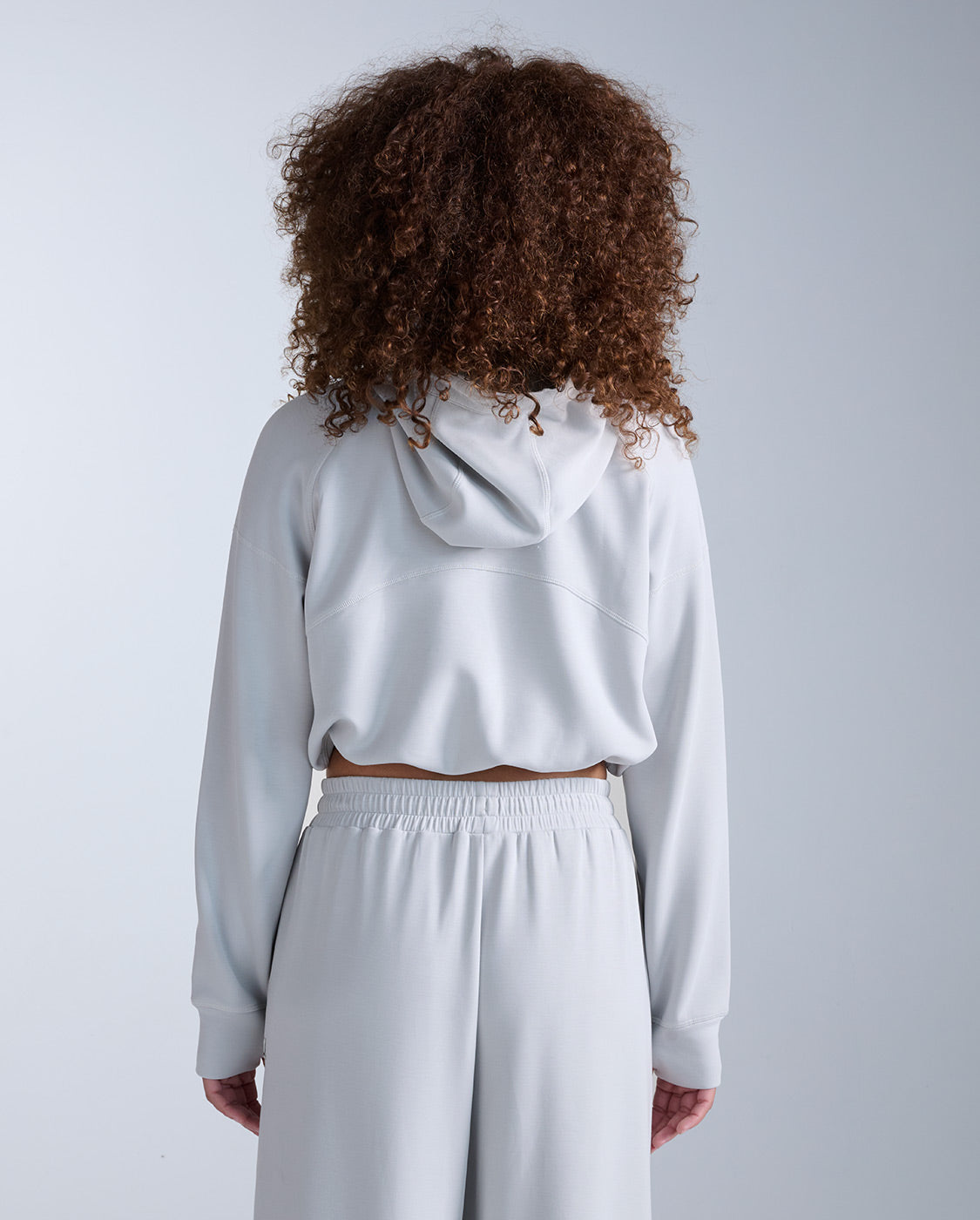 2xu-wonderluxe-sand-washed-cropped-hoodie-felpa-donna-grigia image 3