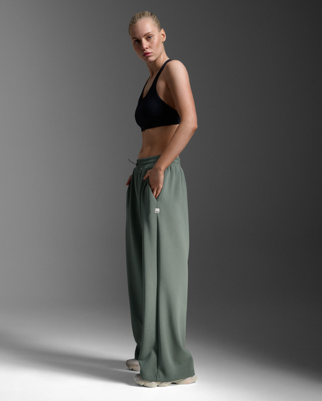 2xu-wonderluxe-sand-washed-wide-leg-pants-verde image 5