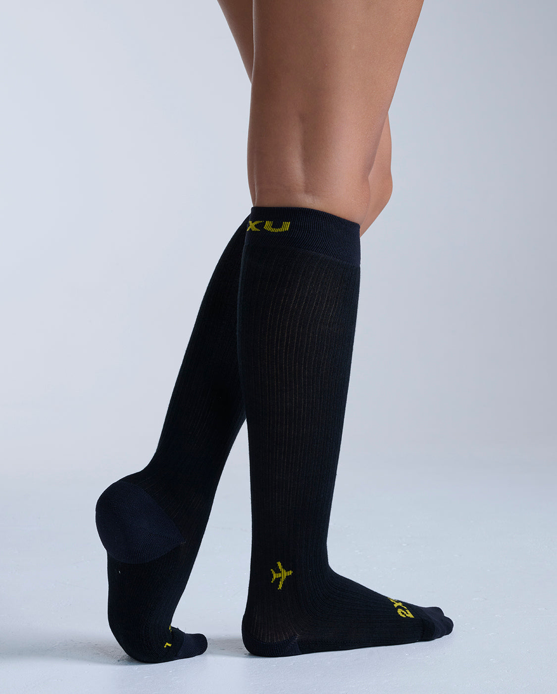 2xu-flight-bamboo-charcoal-calze-a-compressione-graduata-nero image 2