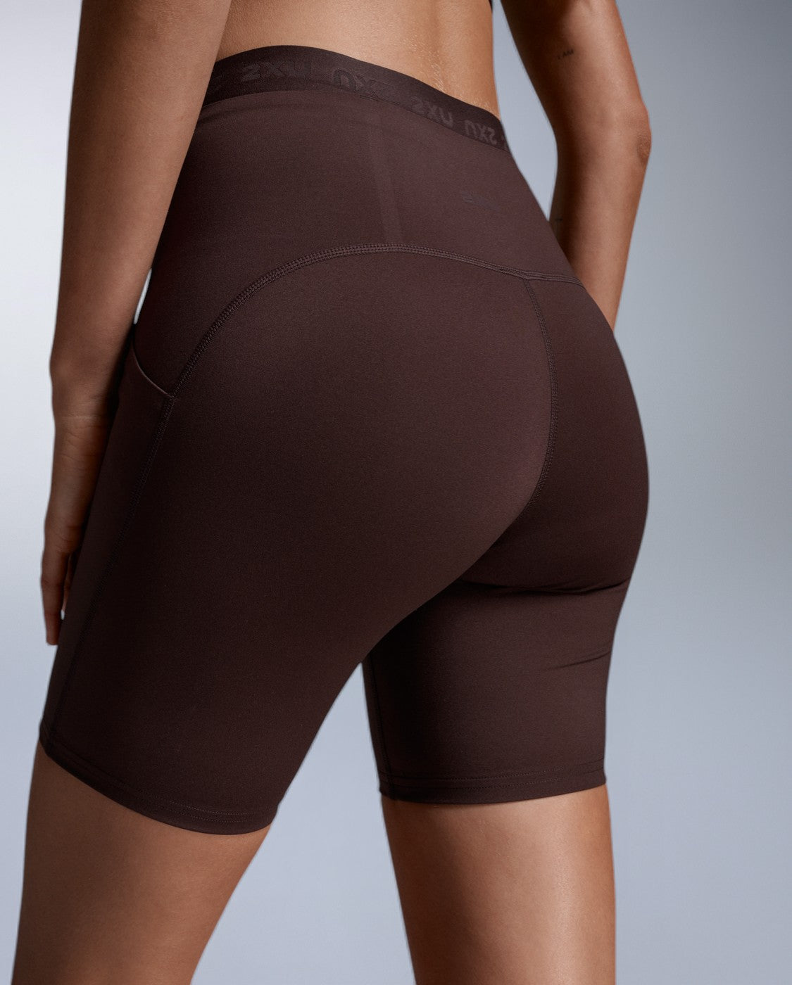 2xu-form-stash-hi-rise-compression-6-inch-shorts-ciclisti-training-marrone image 4