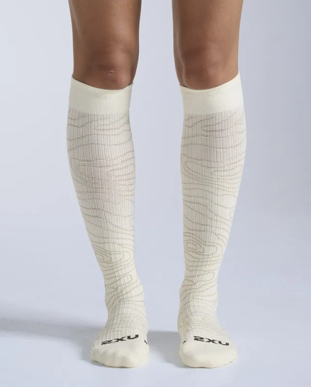 2xu-flight-bamboo-charcoal-compression-socks-calze-beige image 1