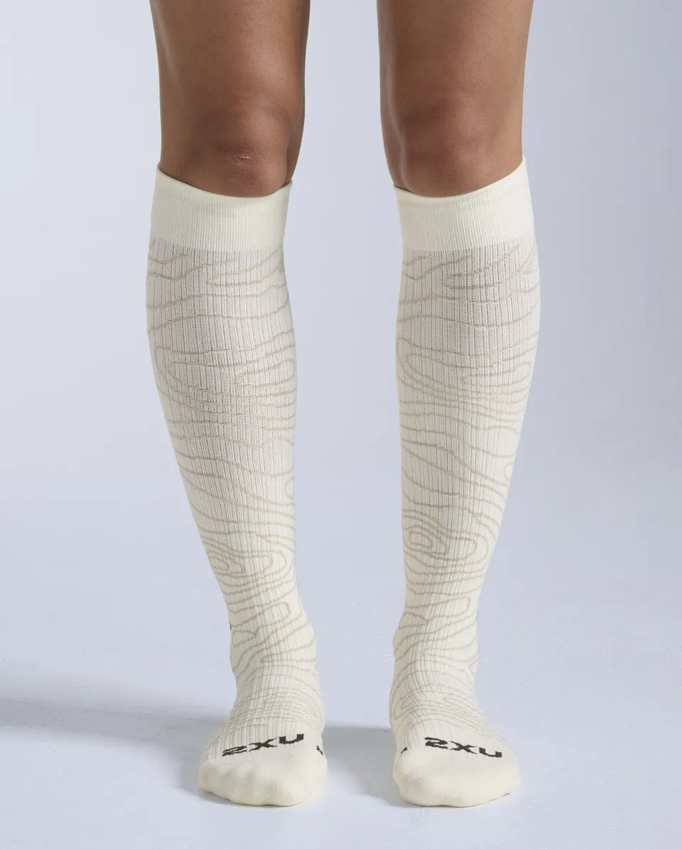 2xu-flight-bamboo-charcoal-compression-socks-calze-beige image 1