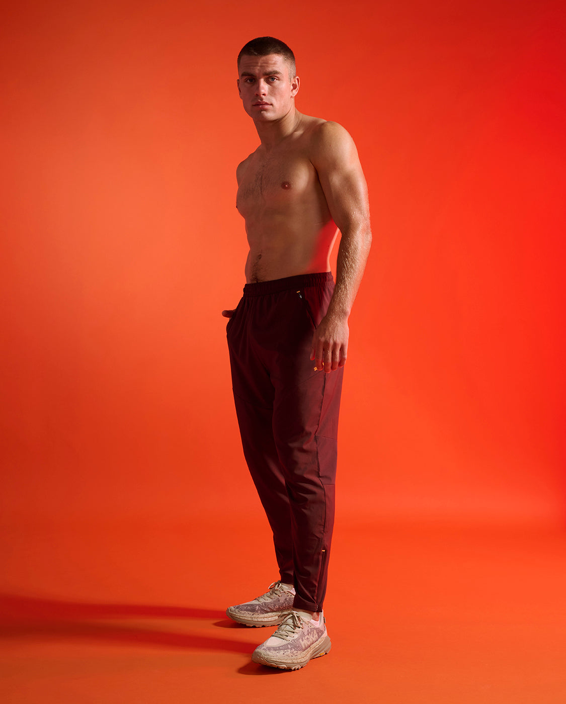 2xu-aero-woven-jogger-pantaloni-jogger-running-uomo-bordeaux image 4