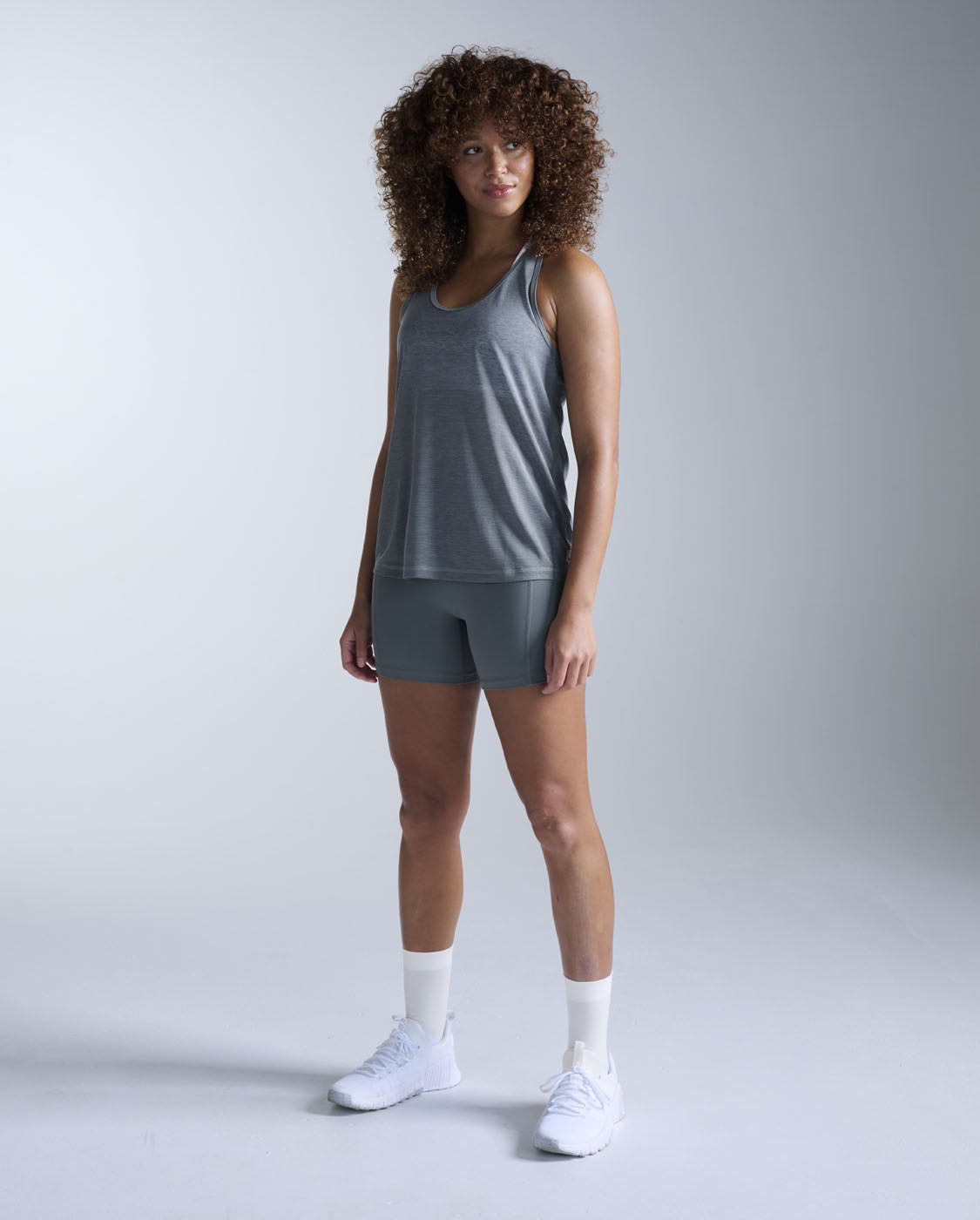 2xu-relight-racerback-singlet-canotta-training-donna-grigio image 4