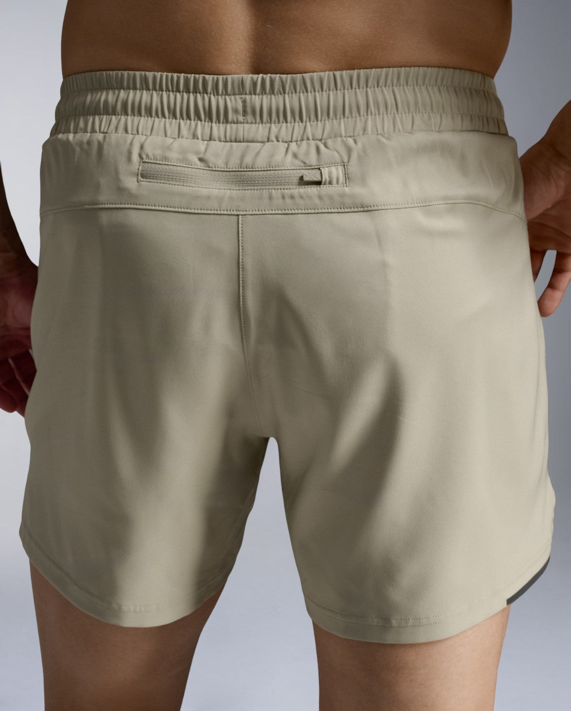 2xu-aero-5-inch-shorts-pantaloncini-running-uomo-beige image 4