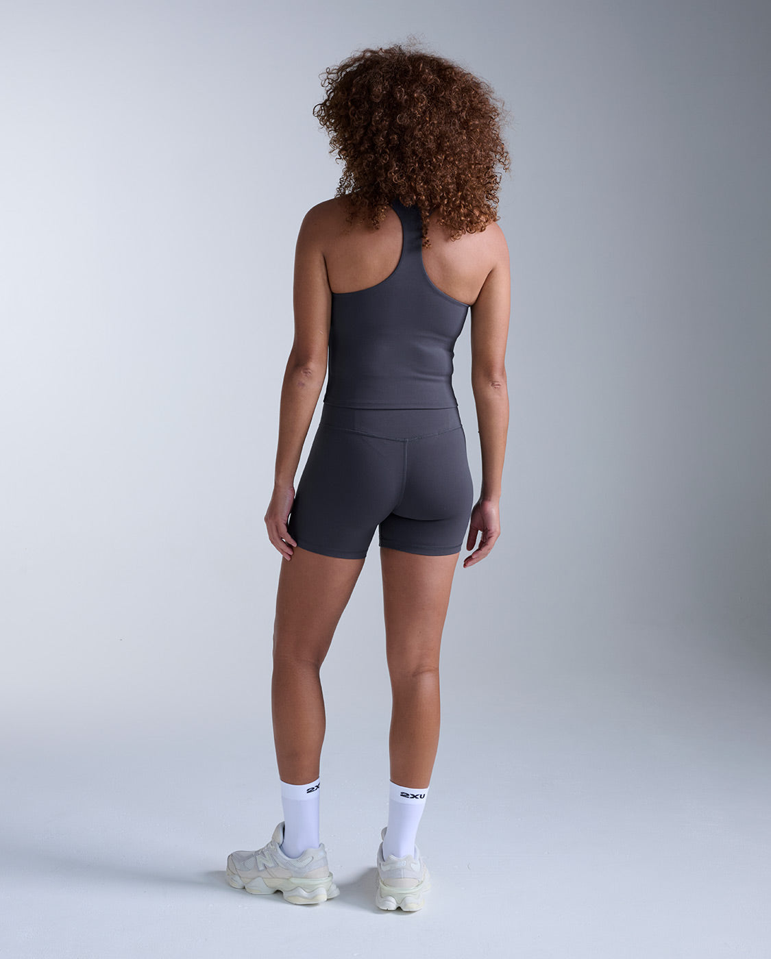 2xu-fluid-hi-rise-5-inch-shorts-donna-shorts-modellanti image 7