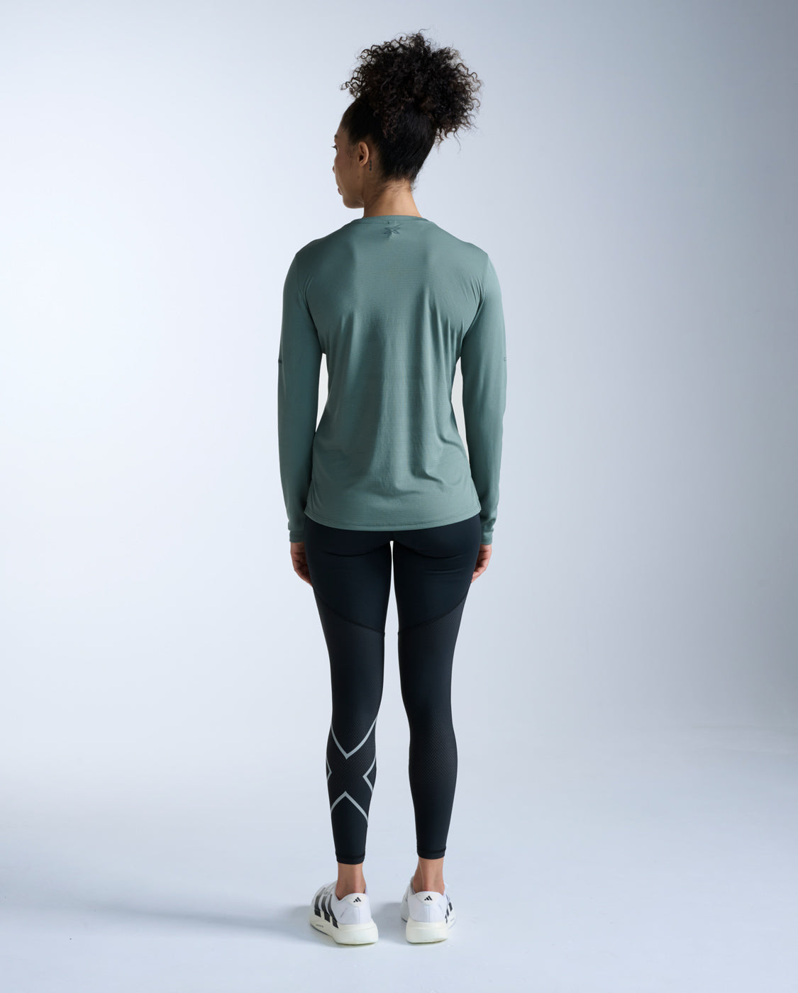 2xu-aero-manica-lunga-donna-slim-verde-running image 6