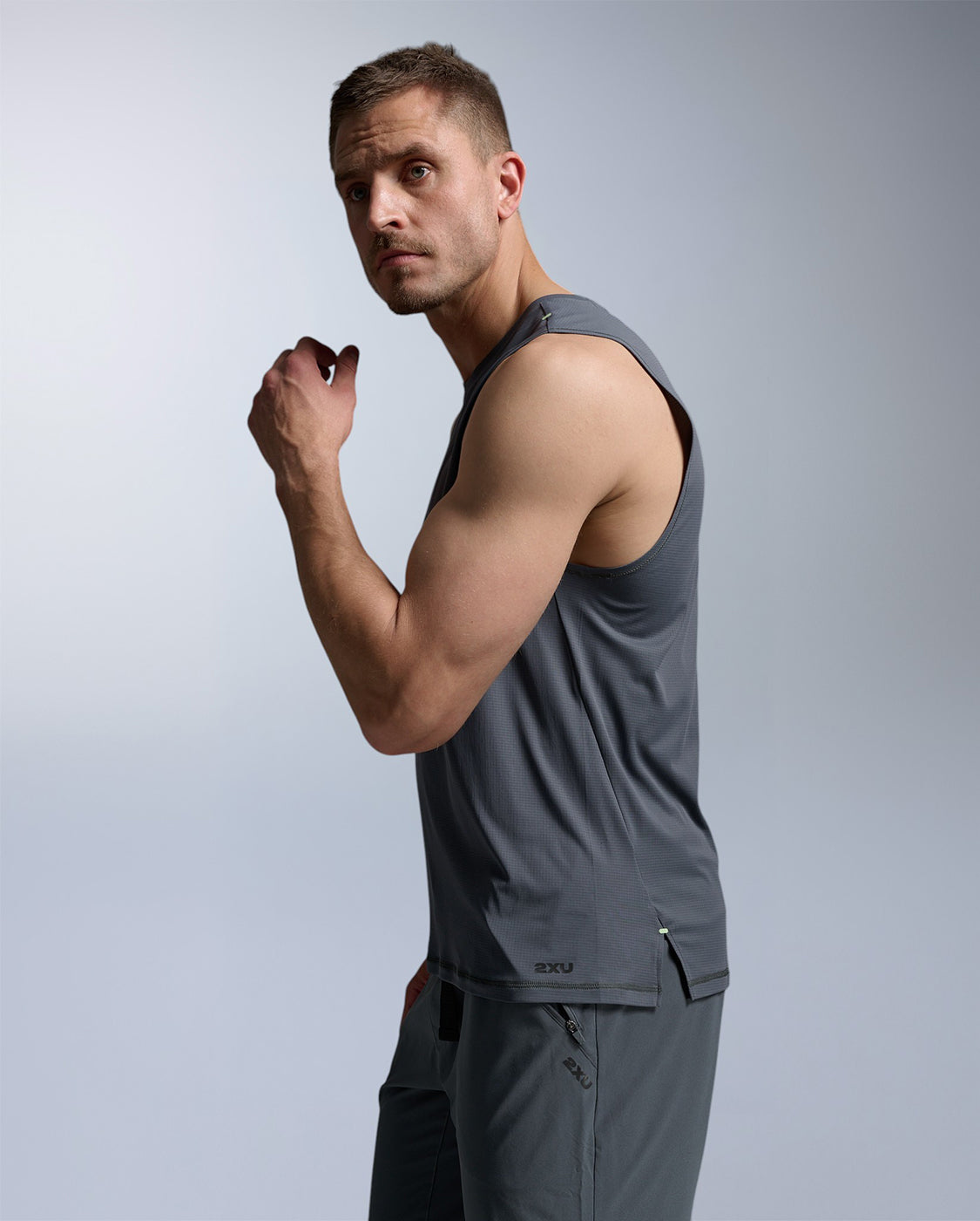 2xu-aero-trail-tank-canotta-trail-uomo-grigia image 5