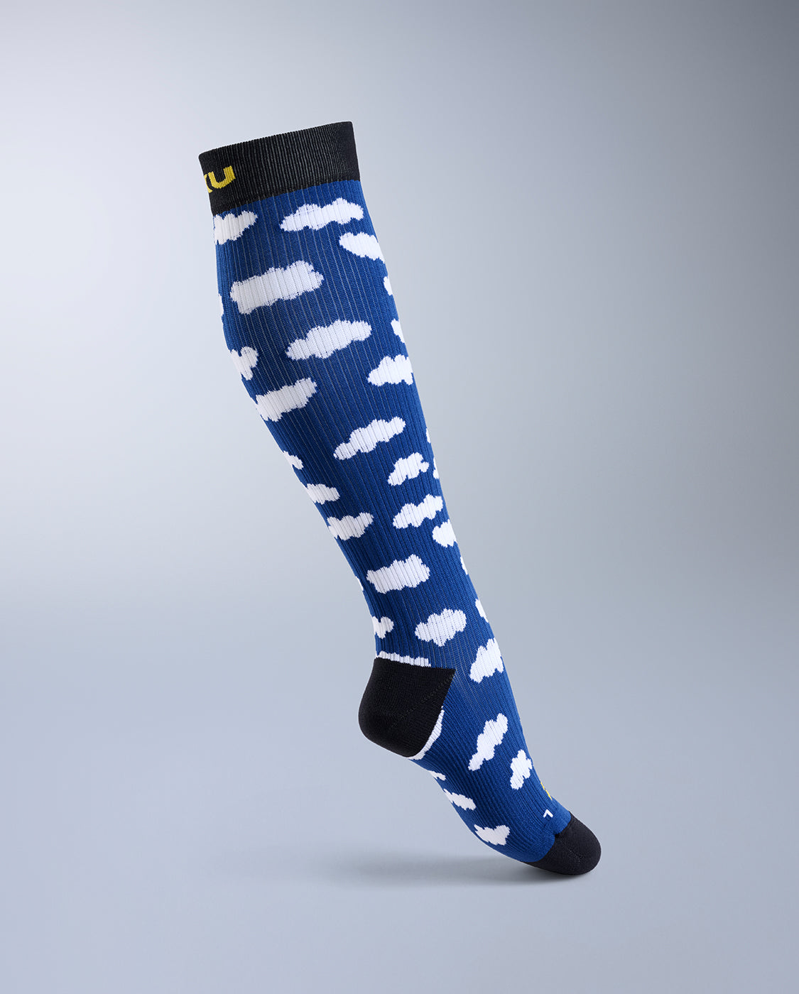 2xu-flight-bamboo-charcoal-compression-socks-blu-bianco-calze-compressione-viagg image 2