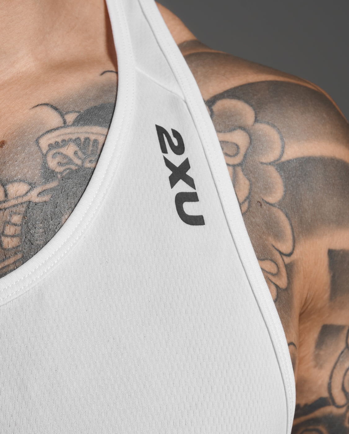 2xu-aspire-singlet-uomo-canotta-tecnica-bianco-a-rapida-asciugatura image 8