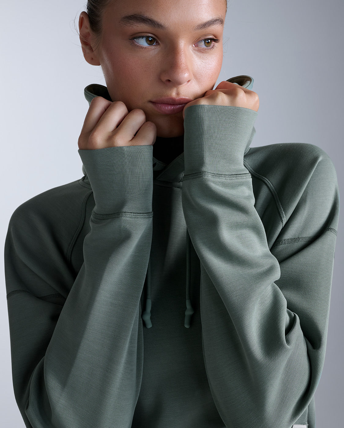 2xu-wonderluxe-felpa-hoodie-donna-cropped-verde-salvia image 2