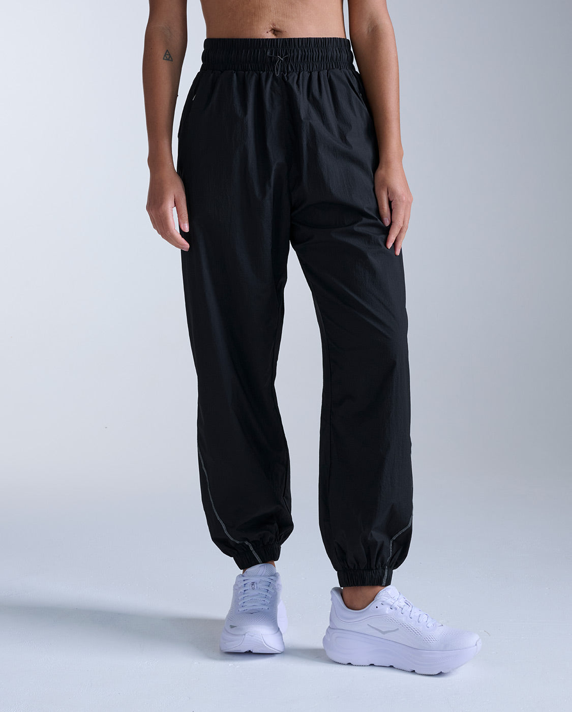 2xu-aero-oversized-jogger-donna-pantalone-running-nero-idrorepellente image 1