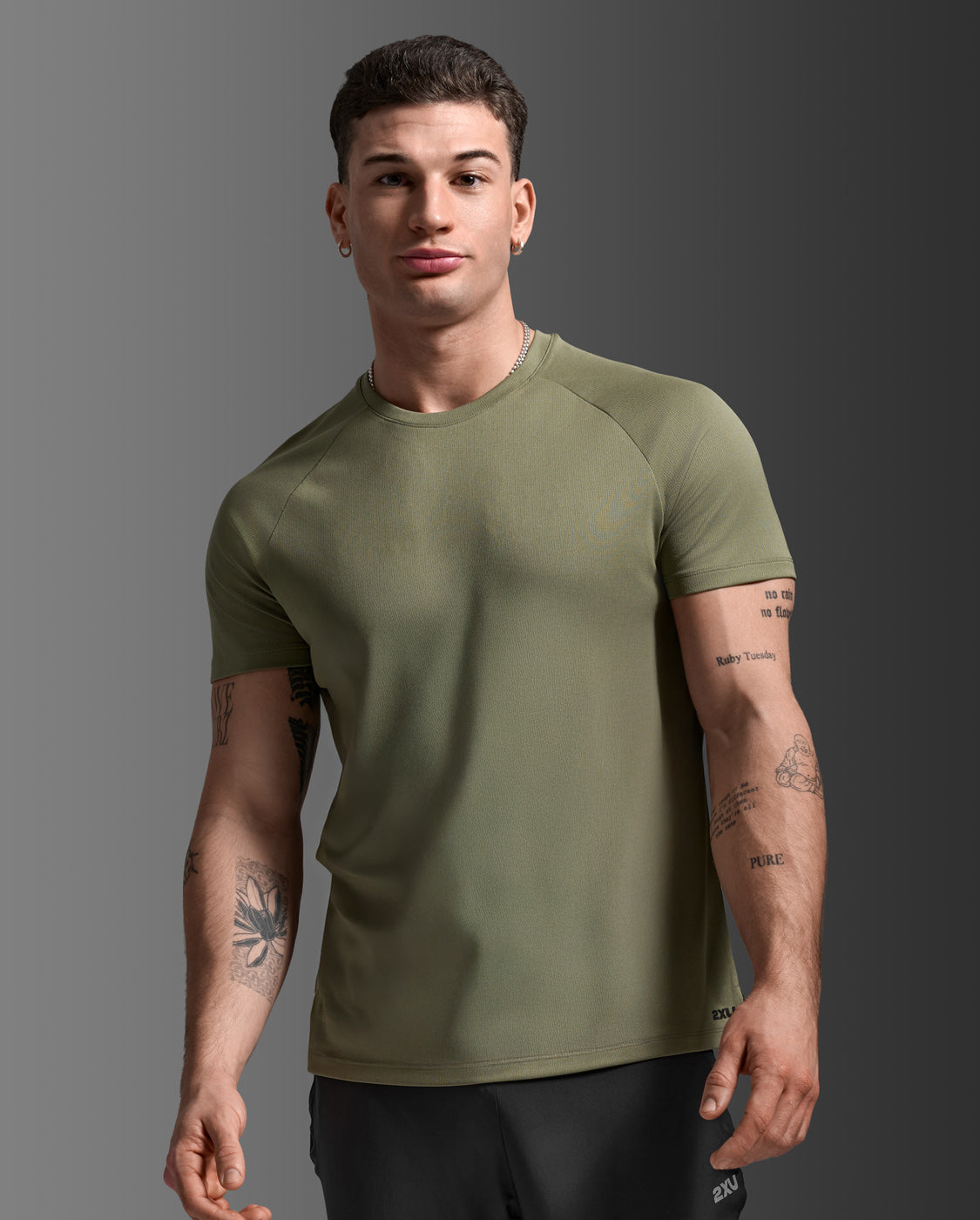 2xu-aero-tee-uomo-slim-verde image 1