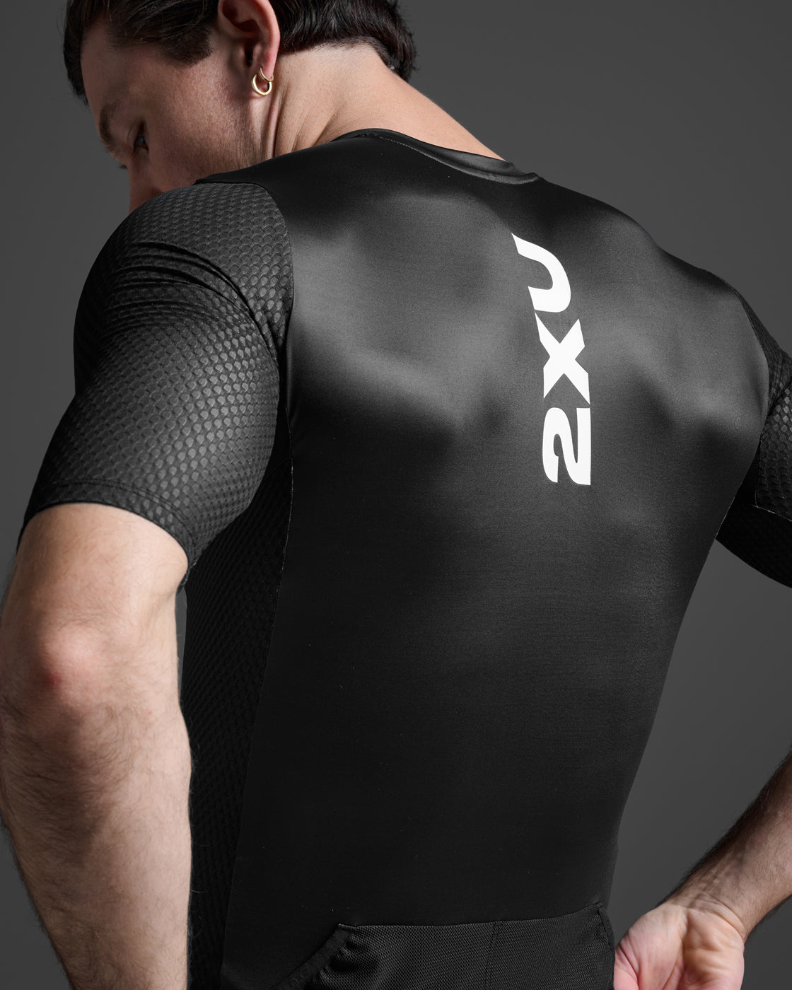 2xu-aero-hex-tri-top-maniche-corte-top-triathlon-nero image 5