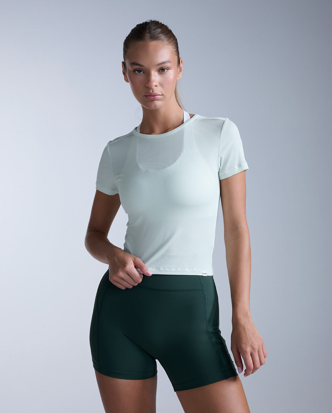 2xu-form-fluid-modal-ribbed-crop-tee-t-shirt-crop-verde image 2