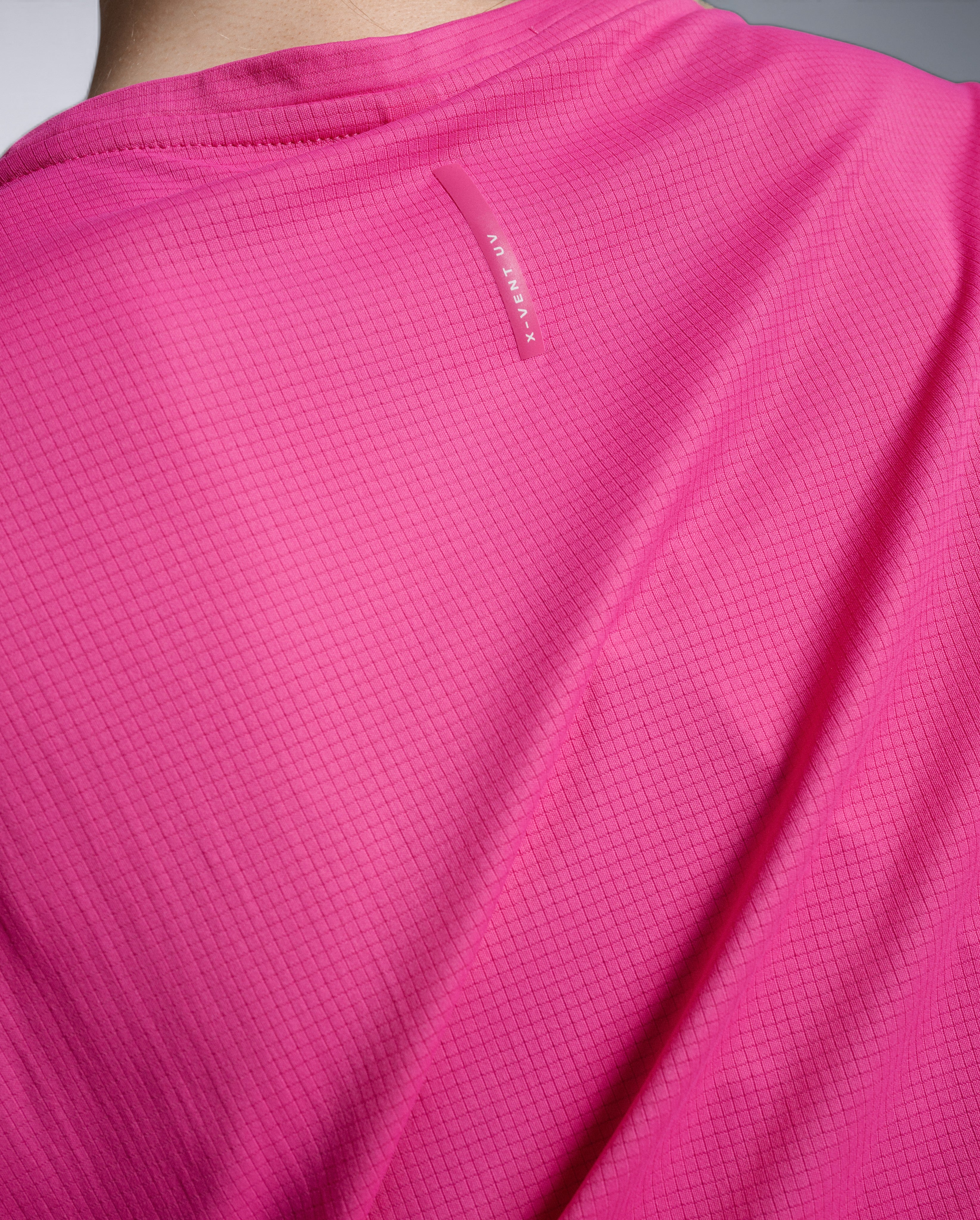 2xu-aero-trail-tee-donna-maglia-trail-running-rosa-upf-50 image 8