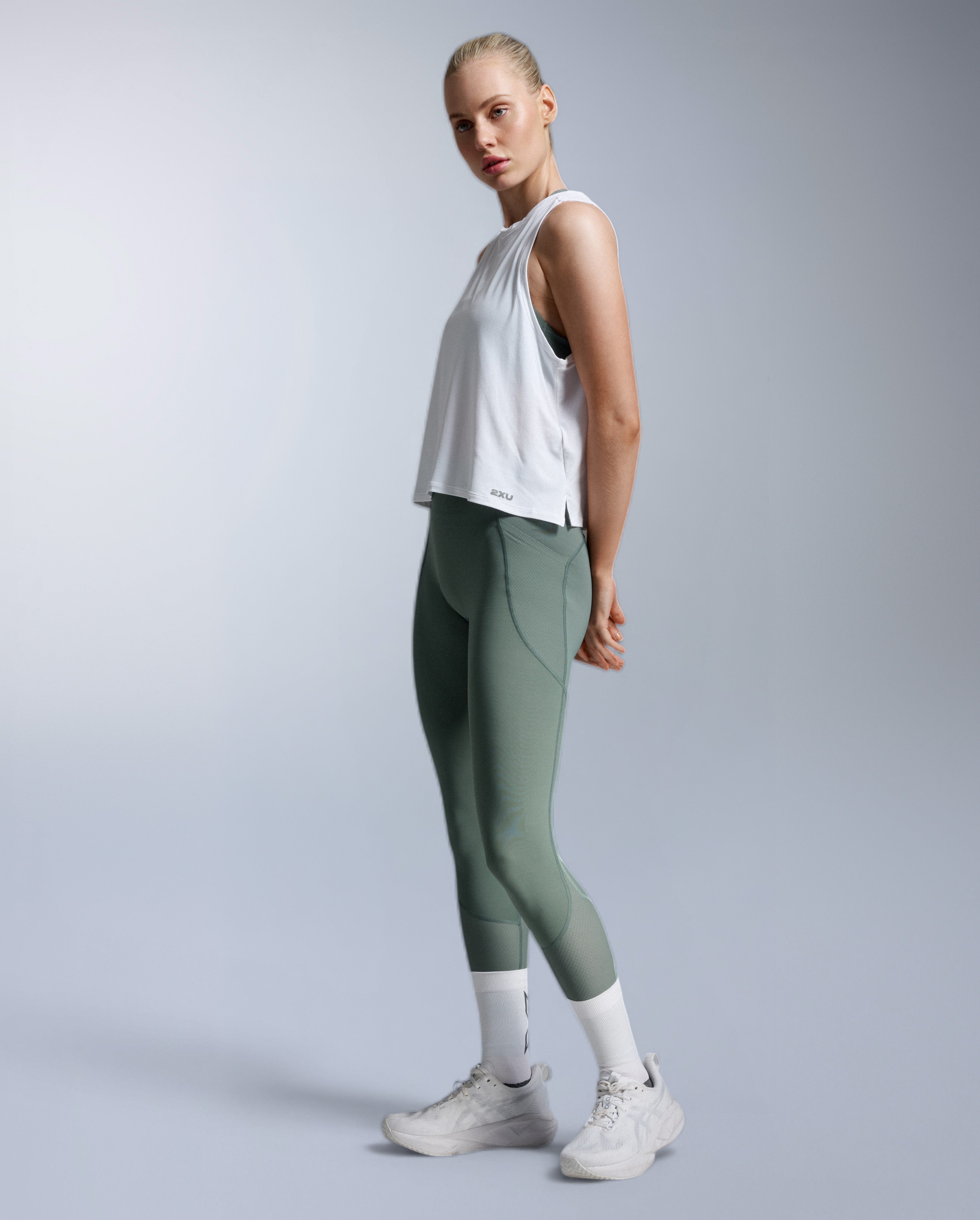 2xu-aero-trail-tank-donna-canotta-trail-bianco-upf-50-loose-fit image 1